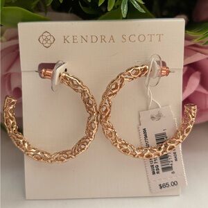 NWT Kendra Scott small Maggie earrings in Rose Gold filigree.